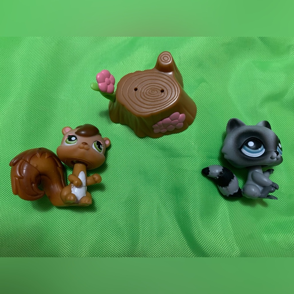 Littlest Pet Shop Pairs Squirrel and Raccoon (#195/#196) w/ Tree Stump